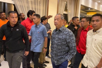 Muhyiddin (dua dari kanan) ketika menghadiri mesyuarat Bersatu di salah sebuah hotel di sini pada Ahad.