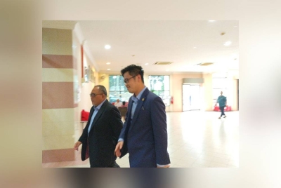 Howard Lee (kanan) dilihat masuk ke Bangunan UMNO Perak.