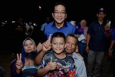 Razali menyantuni penduduk Pagoh pada program BN baru-baru ini.