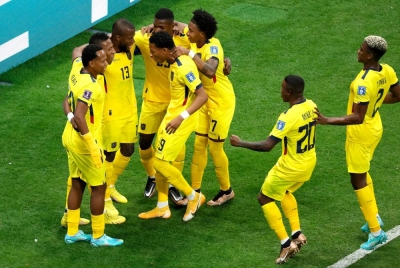 Enner Valencia (No13) dari Ecuador meraikan gol pembukaan bersama rakan sepasukan semasa Perlawanan Pembukaan Kumpulan A Piala Dunia FIFA 2022 antara Qatar dan Ecuador di Stadium Al Bayt di Al Khor, Qatar. - Foto EPA