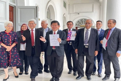 Kon Yeow (tengah) bersama sebahagian Exco Kerajaan Pulau Pinang menunjukkan buku Belanjawan Pulau Pinang 2023 di DUN pada Isnin.