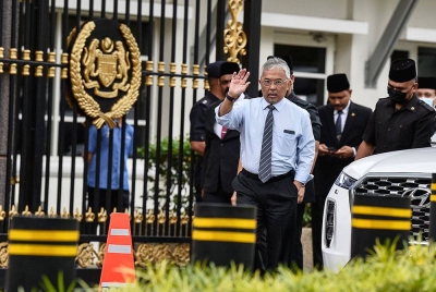 Al-Sultan Abdullah berkenan bertemu pengamal-pengamal media yang 'berkampung' di luar Pintu 2, Istana Negara, di sini, sejak pagi tadi. - Foto Bernama