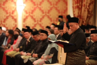 Saarani mengangkat sumpah sebagai Menteri Besar Perak ke-15.