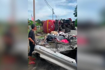 Kereta remuk dihempap lori tangki di Jalan Simpang Tiga, Parit. - Foto ihsan pembaca