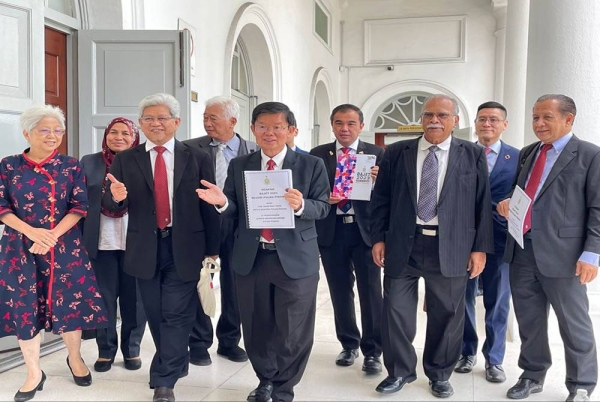 Kon Yeow (tengah) bersama sebahagian Exco Kerajaan Pulau Pinang menunjukkan buku Belanjawan Pulau Pinang 2023 di DUN pada Isnin.