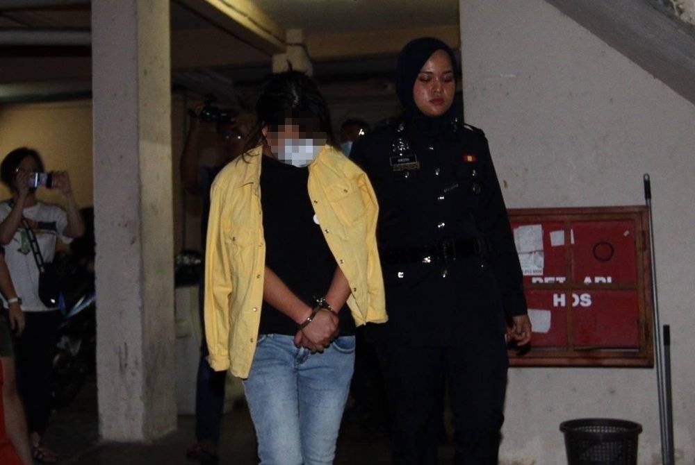 La femme étrangère qui se trouvait dans la maison de la victime a été détenue pour aider à l'enquête.