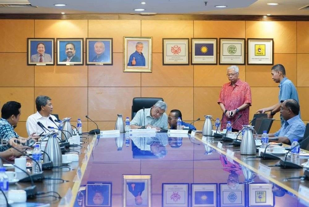 Mesyuarat Dewan Tertinggi Barisan Nasional (BN) melibatkan pimpinan utama gabungan tersebut sedang berlangsung di Menara Dato' Onn. -Foto Facebook BN
