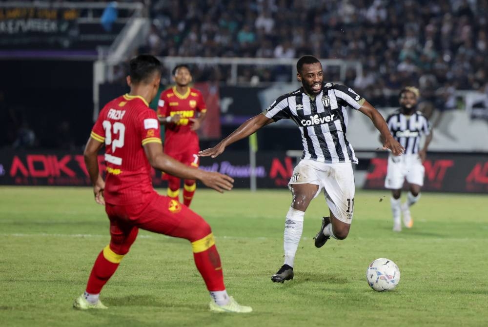 Pemain TFC, Petrus Shitembi (depan, kanan) dikawal oleh pemain Selangor FC, Muhammad Fazly Mazlan pada aksi Separuh Akhir Kedua Piala Malaysia 2022 di Stadium Sultan Mizan Zainal Abidin pada Isnin.