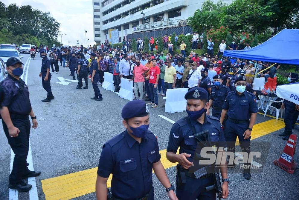 Sebahagian daripada penyokong PH membanjiri pekarangan Istana Negara pada Selasa. - Foto Sinar Harian ASRIL ASWANDI SHUKOR