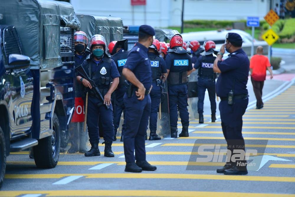 Polis meningkatkan kawalan keselamatan di pekarangan pintu 2 Istana Negara pada Selasa. - Foto Sinar Harian ASRIL ASWANDI SHUKOR