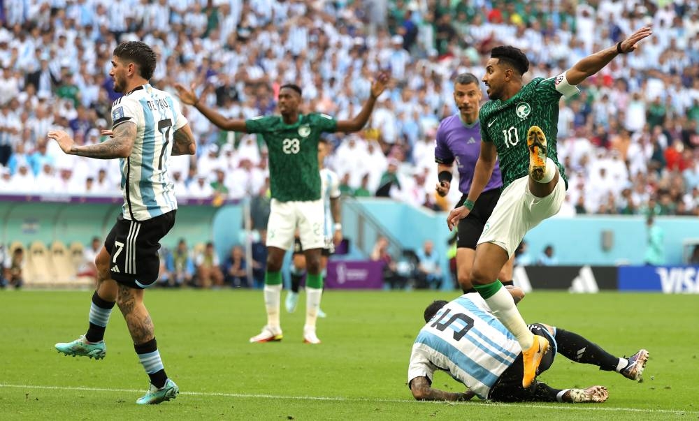 Pemain Arab Saudi Salem Aldawsari menjaringkan gol kedua ketika menentang Argentina -Foto EPA