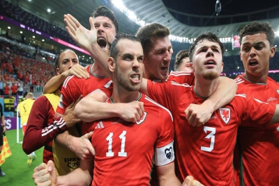 Bale (depan) menjaringkan satu gol ketika membantu Wales mengikat AS 1-1. - Foto Agensi
