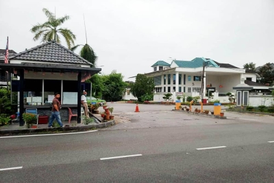 Keadaan sekitar pintu masuk kawasan perumahan yang didiami Anwar kelihatan lengang pada pagi ini.
