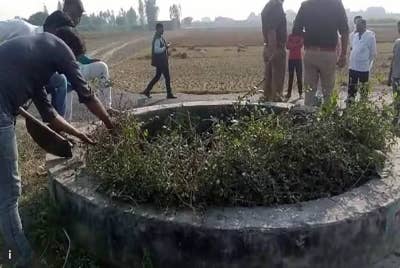 Mayat mangsa dibuang di dalam sebuah perigi terbiar di perkampungan Paschimi di Azamgarh pada Ahad. - Agensi