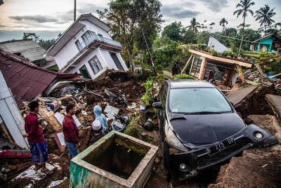 Rumah dan kenderaan penduduk rosak akibat gempa bumi 5.6 pada skala Richter yang melanda Cianjur pada Isnin. - AFP