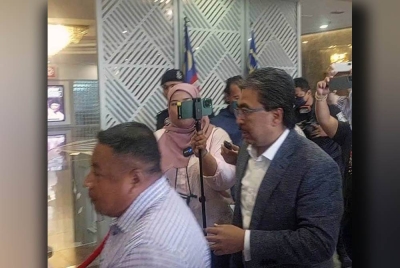 Ahli Majlis Kerja Tertinggi UMNO, Datuk Seri Johari Abdul Ghani dilihat memasuki Menara Dato' Onn, Pusat Dagangan Dunia (WTC) pada Selasa.