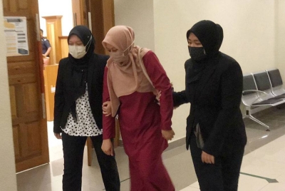 Nurul Syafiha (tengah) mengaku tidak bersalah di Mahkamah Sesyen Kuantan pada Selasa atas tuduhan pecah amanah membabitkan wang khiarat kematian berjumpa lebih RM41,000 empat tahun lalu.