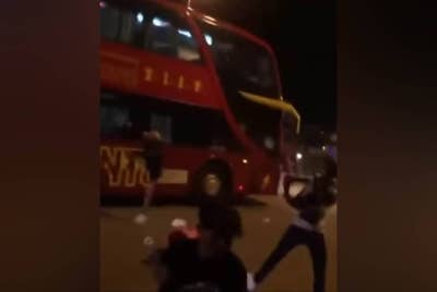 Tangkap layar insiden kekacauan dan kekerasan yang dilakukan terhadap pasukan Selangor FC selepas perlawanan separuh akhir kedua dalam Piala Malaysia yang tular dalam media sosial.