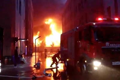 Jentera bomba tiba di lokasi kejadian selepas menerima laporan pertama berhubung kebakaran di kilang Kaixinda Trading Co. - Agensi