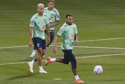 Sesi latihan pemain Brazil dari kiri, Richarlison, Raphinha dan Neymar menjelang perlawanan menentang Serbia pada Jumaat. Foto EPA