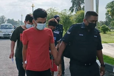 Tiga sekawan yang melakukan rompakan Di sebuah stesen minyak dua minggu lalu diiringi anggota polis ke Mahkamah Sesyen Alor Setar untuk dituduh pada Selasa.
