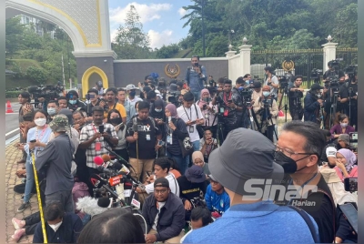 Wakil media sedang menunggu sidang akhbar yang akan dilakukan Pengerusi Pakatan Harapan (PH), Datuk Seri Anwar Ibrahim.