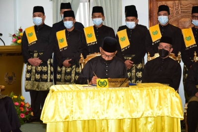 Mohd Shukri menandatangani watikah pelantikan Menteri Besar Perlis pada Selasa.