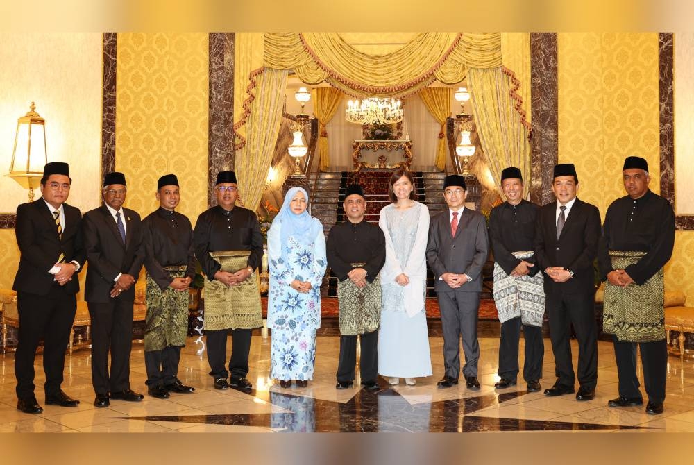 La direction du gouvernement de l'État de Perak dirigée par le Menteri Besar.  Datuk Seri Saarani Mohamad (au centre) et les membres du Conseil de réunion du gouvernement de l'État de Perak qui ont été nommés à Istana Iskandariah mardi.  - Photo nommée
