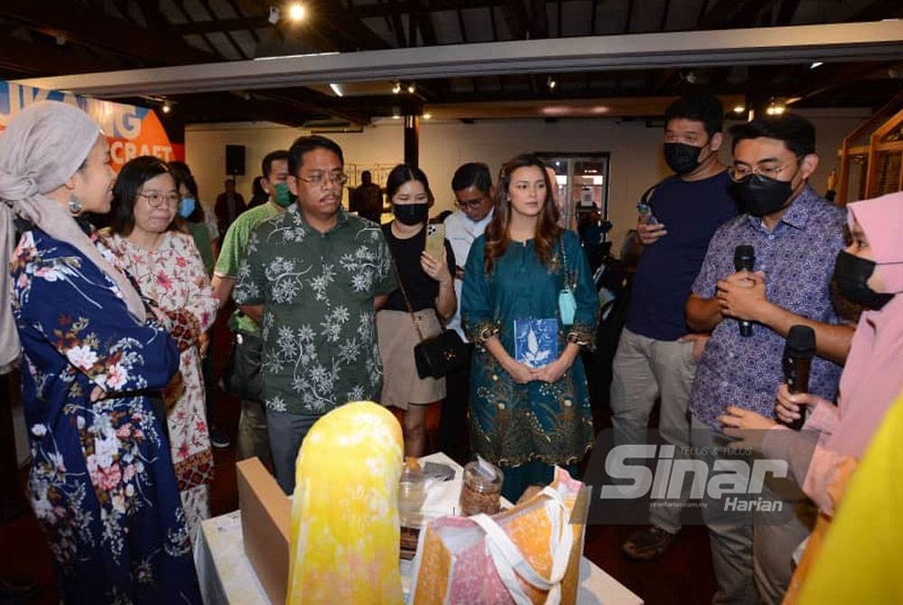 Tuan Azrul (tiga dari kiri) dan Cik Puan Juliana (empat dari kanan) melawat ruang pameran di Festival Tukang di Galeri Shah Alam. - Foto Sinar Harian/MOHD HALIM ABDUL WAHID