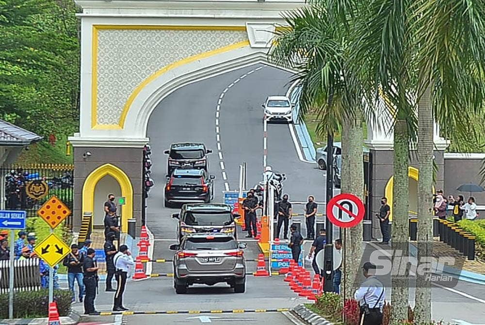 Ketibaan wakil Gabungan Parti Sarawak (GPS), yang juga Naib Presiden Parti Pesaka Bumiputera Bersatu (PBB), Datuk Seri Fadillah Yusof di pintu 2, Istana Negara pada jam 11.07 pagi tadi. - Foto Sinar Harian/ ROSLI TALIB