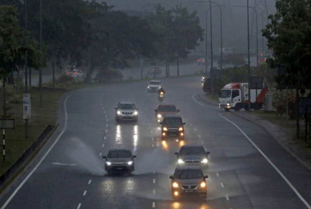 MetMalaysia mengeluarkan amaran ribut petir di beberapa tempat di Semenanjung, Sabah dan Sarawak bermula Rabu. - Foto Bernama