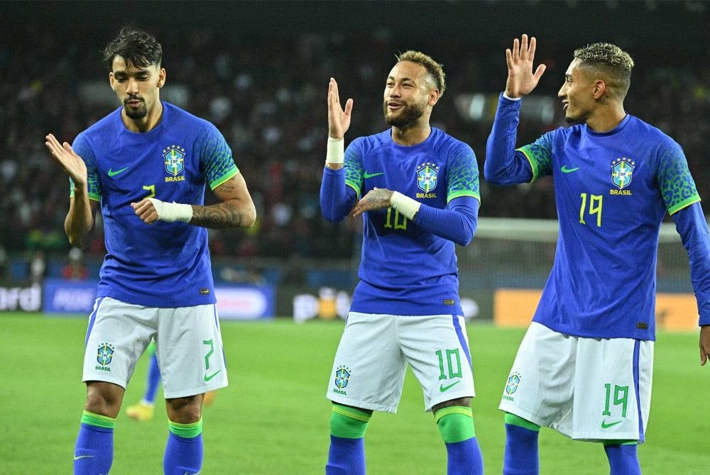 Telatah pemain Brazil, dari kanan, Raphinha, Neymar dan Lucas Paqueta menari bagi meraikan jaringan menarik perhatian peminat bola sepak. - Foto Agensi
