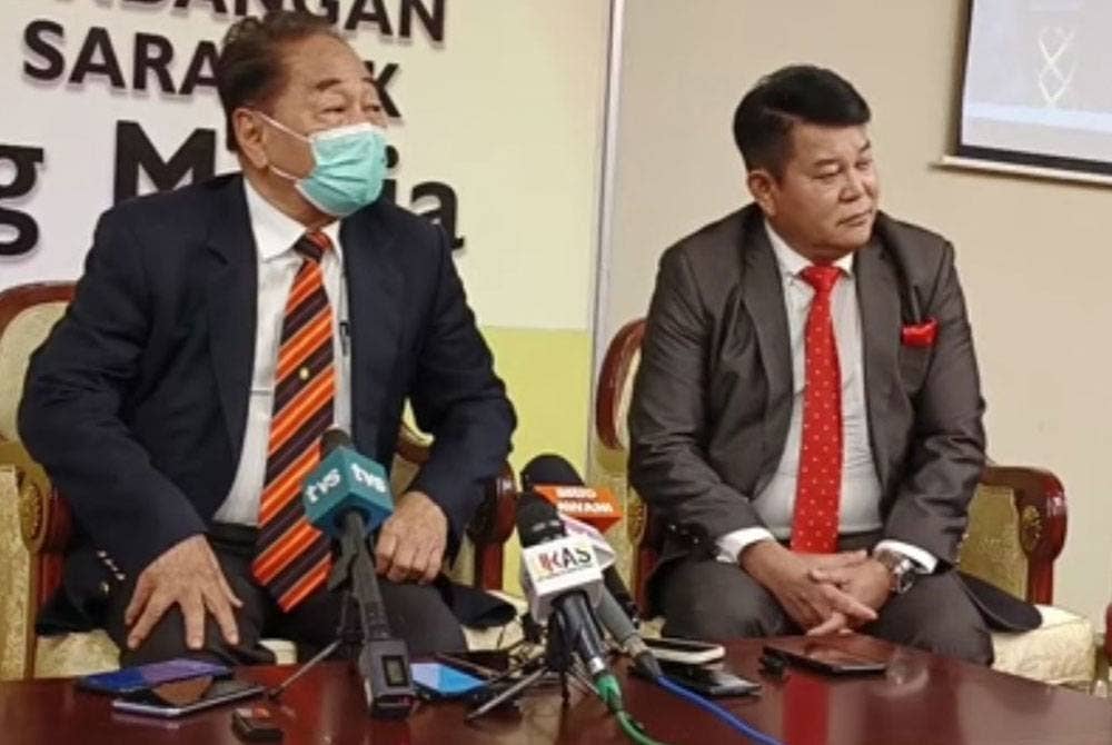 Dr Johnical Rayong (kanan) menjawab soalan daripada pemberita. Turut kelihatan Dato Sri Wong Soon Koh.