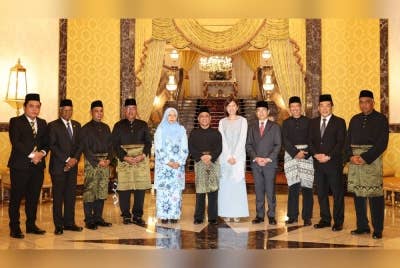 Barisan Pimpinan Kerajaan Negeri Perak yang diketuai Menteri Besar. Datuk Seri Saarani Mohamad (tengah) dan Ahli-Ahli Majlis Mesyuarat Kerajaan Negeri Perak yang dilantik di Istana Iskandariah pada Selasa. - Foto Bernama