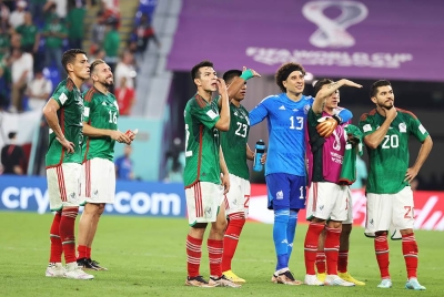 Pemain Mexico meraikan kejayaan mereka ketika mengikat Poland. - Foto EPA