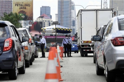 Polis Selangor mendirikan 26 sekatan jalan raya di seluruh negeri itu sebagai langkah kesiapsiagaan pasca PRU15. - Foto Bernama