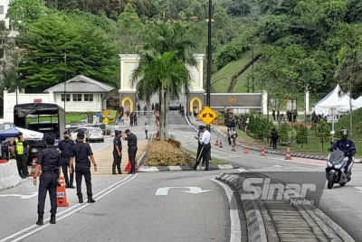 Keadaan semasa di hadapan pekarangan Pintu 2, Istana Negara pada pagi Rabu.