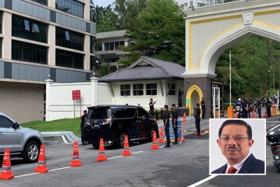 Kenderaan yang membawa Mohd Zuki memasuki Istana Negara melalui Pintu 2 kira-kira jam 10.13 pagi tadi. (Gambar dalam : Mohd Zuki Ali)