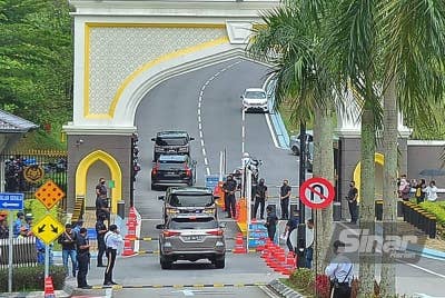 Ketibaan wakil Gabungan Parti Sarawak (GPS), yang juga Naib Presiden Parti Pesaka Bumiputera Bersatu (PBB), Datuk Seri Fadillah Yusof di pintu 2, Istana Negara pada jam 11.07 pagi tadi. - Foto Sinar Harian/ ROSLI TALIB