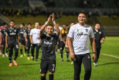 Faisal (kiri) memohon maaf kepada Nafuzi kerana tidak dapat lagi 'sehaluan' pada musim depan. - Foto Bernama