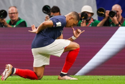 Mbappe menjadi duri dalam daging kepada Australia yang terpaksa akur tewas 1-4 kepada Perancis pada Rabu. - Foto EPA