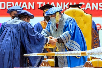 Sultan Muhammad V (kanan) berkenan menerima Pemasyhuran Canselor daripada Timbalan Ketua Setiausaha (Pengurusan dan Pembangunan) Kementerian Pengajian Tinggi, Datuk Dr Mohd Zabri Yusoff (kiri) sempena Istiadat Pemasyhuran Canselor, Pro-Canselor dan Konvokesyen Ke-12 Universiti Malaysia Kelantan (UMK) di UMK Bachok pada Rabu. - Foto Bernama