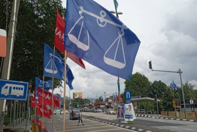 Antara bendera parti yang belum diturunkan sekitar Selayang dan Gombak.