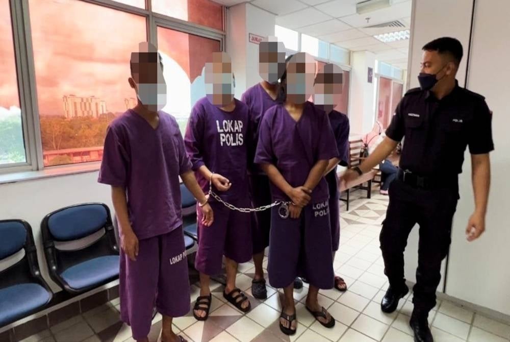 Lima penyokong TFC yang dipercayai terlibat insiden kekecohan serta membaling batu ke arah bas penyokong Selangor direman selama empat hari bermula Khamis.