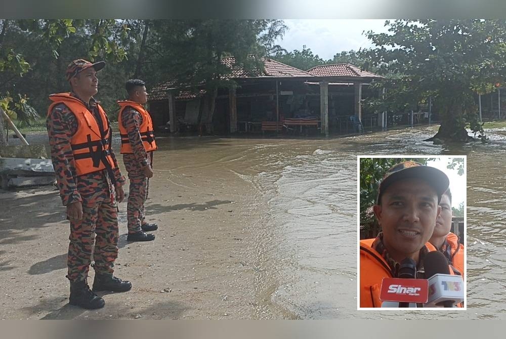 Anggota bomba melakukan pemantauan di kawasan Pantai Rekreasi Punggur, Rengit ketika fenomena air pasang besar pada Khamis. (Gambar kecil: Mohd Salleh Abdul Rahim)
