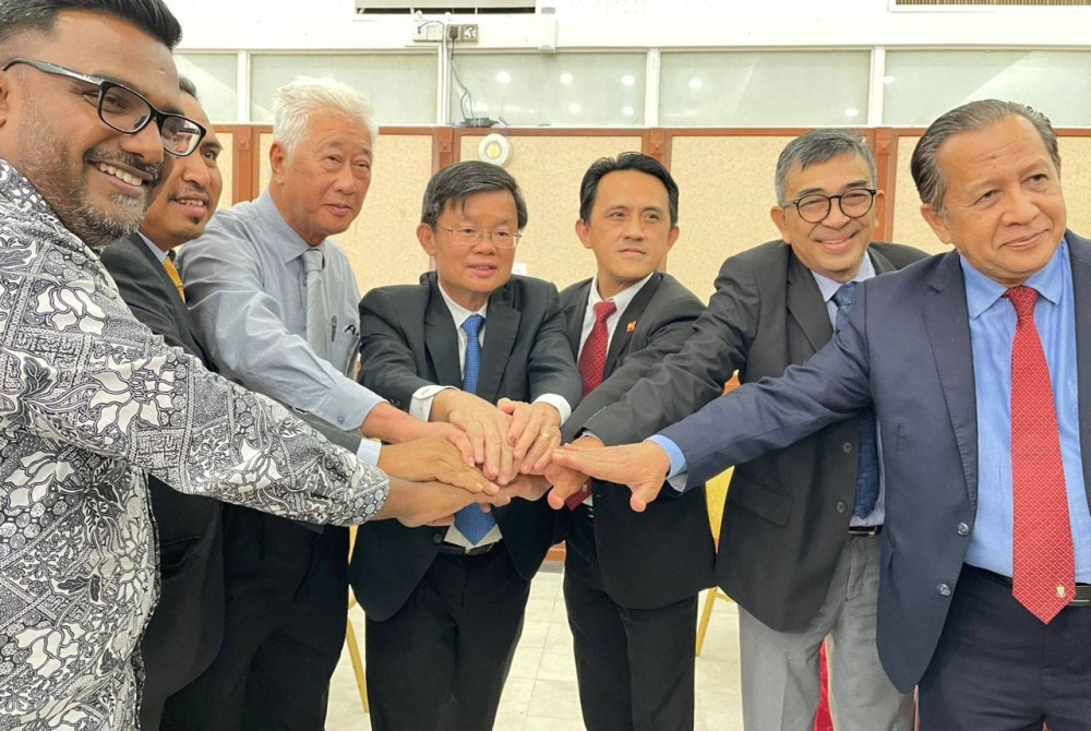 Kon Yeow (quatrième à partir de la gauche) avec des membres de l'Assemblée législative de l'État (ADUN) et de l'Exco du gouvernement de l'État au bâtiment de l'Assemblée de l'État de Penang.