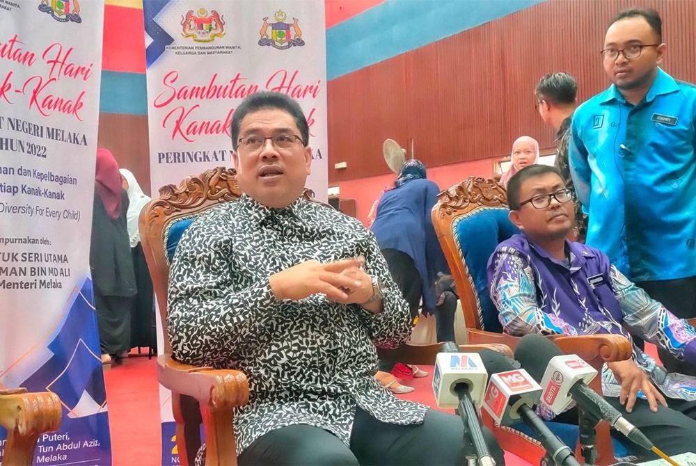 Sulaiman (kiri) ketika sidang akhbar selepas
menyempurnakan sambutan Hari Kanak-kanak peringkat negeri 2022 di Dewan Putera Puteri Rumah Kasih Tun Abdul Aziz Durian Daun, pada Khamis.