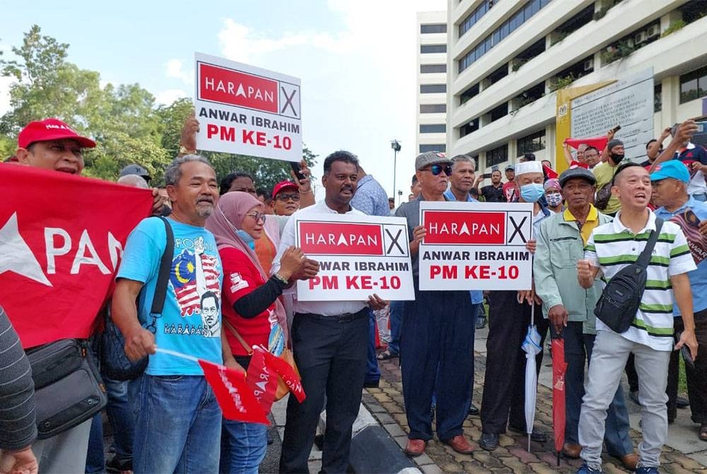 Plus de 100 partisans du PH sont venus soutenir Datuk Seri Anwar Ibrahim qui sera assermenté en tant que 10e Premier ministre dans la capitale nationale jeudi.