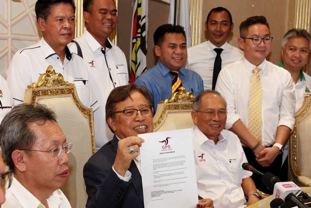 Abang Johari menunjukan kenyataan media ketika hadir pada Mesyuarat Majlis Kepimpinan Tertinggi GPS, pada Khamis. - Foto Bernama