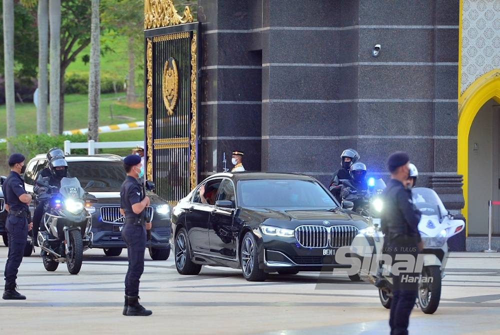 Kenderaan jenis BMW berwarna hitam yang membawa Anwar dilihat meninggalkan Pintu 1 lstana Negara.